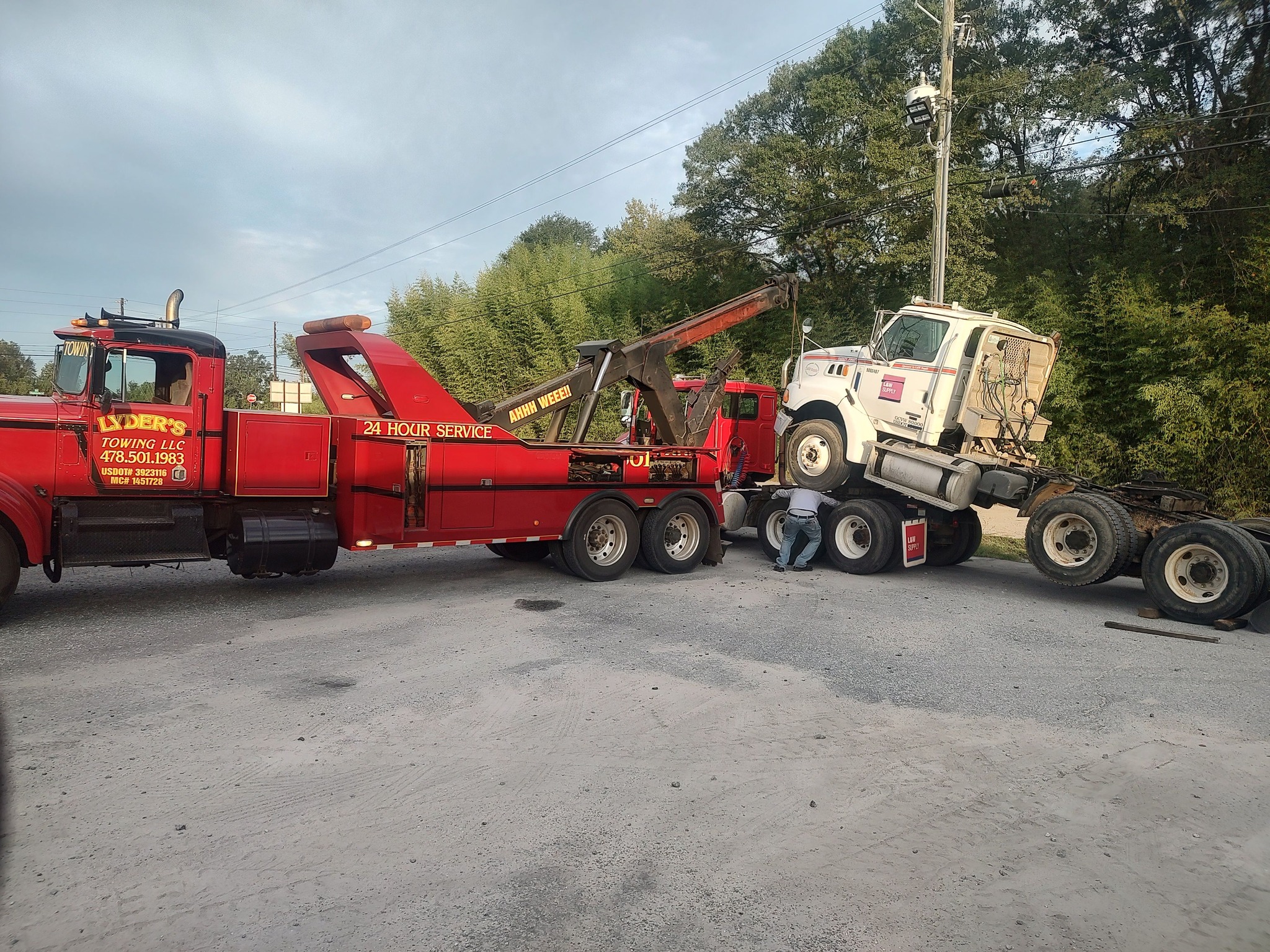 Lyder's Towing LLC Image